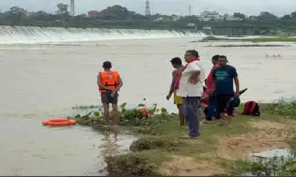 पिकनिक के दौरान एनीकेट डैम में बड़ा हादसा, डूबते भाई को बचाने उतरा छोटा भाई भी लापता