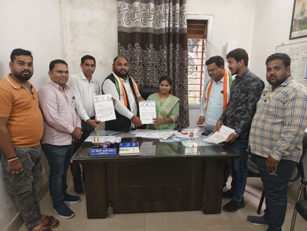 गणतंत्र दिवस पर तिरंगा जमीन पर गिरा,कार्रवाई की मांग तेज