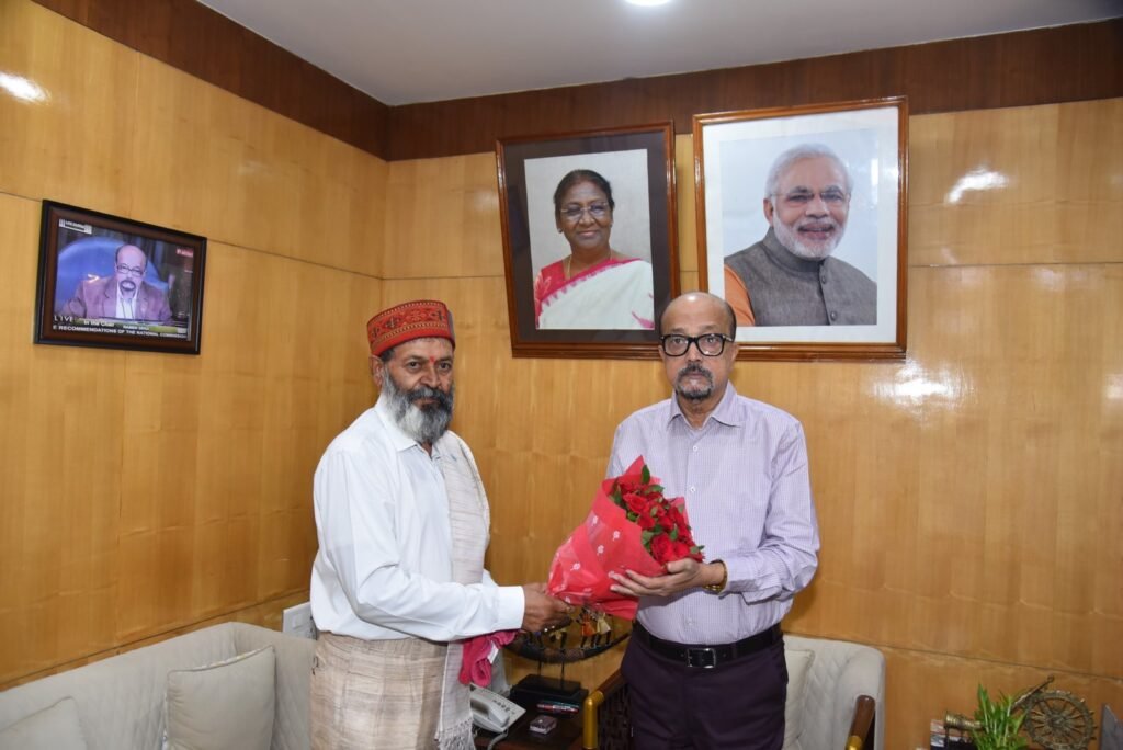 उच्च शिक्षा के समग्र विकास पर राज्यपाल रमेन डेका एवं अटल विवि के पूर्व कुलपति आचार्य बाजपेयी के बीच सार्थक चर्चा