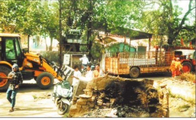 एजुकेशन हब कोनी में नगर निगम का डंडा, 20 से अधिक अवैध गुमटियां और पक्के निर्माण ध्वस्त