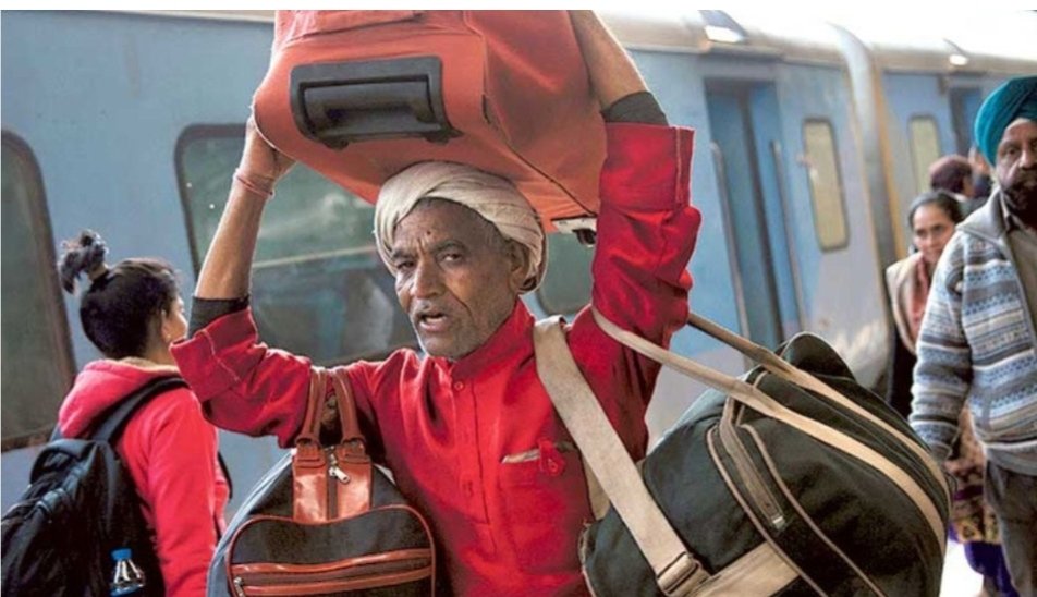 आधुनिकीकरण की चमक में बुझती रेलवे कुलियों के घरों की रोटी