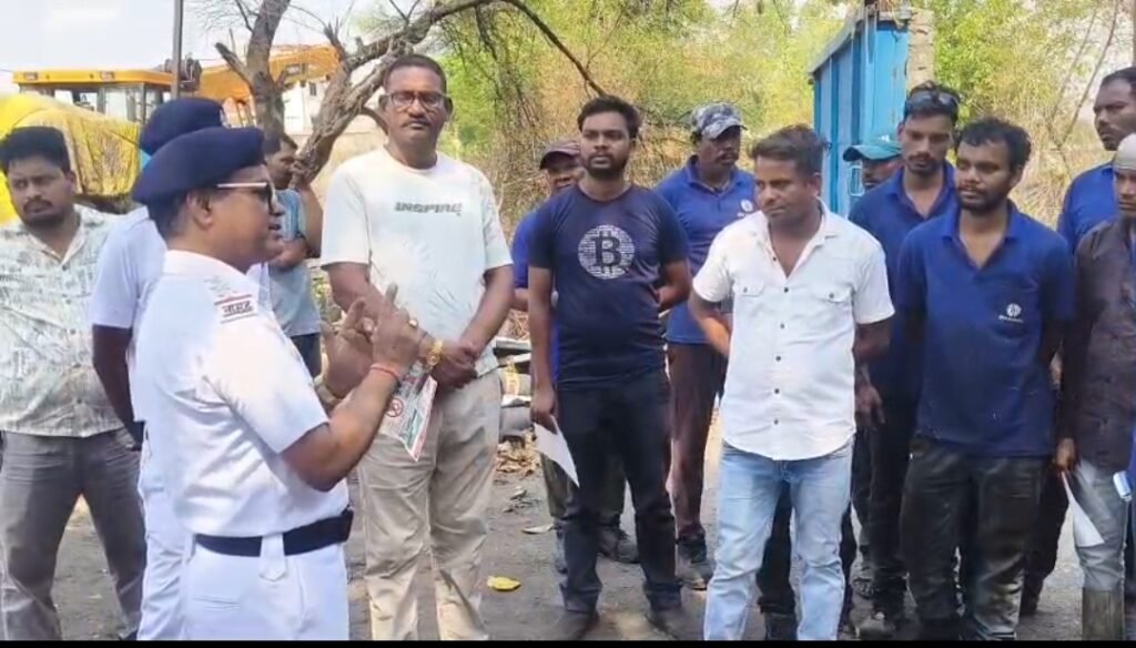 बिलासपुर रेलवे मंडल की अभिनव पहल : ग्रामीणों को रेल लाइन, समपार फाटक एवं पशुधन सुरक्षा के प्रति किया गया जागरूक
