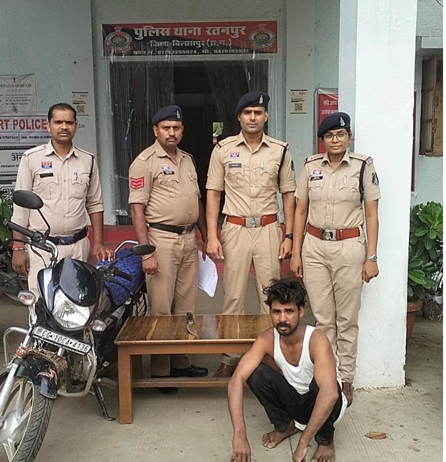 लखनी देवी मंदिर परिसर में चाकू लहरा कर डराते बदमाश को पुलिस ने किया गिरफ्तार